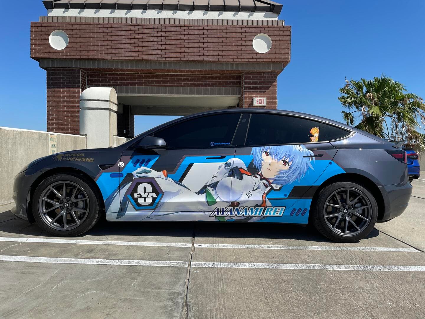10KWRAPS verwandelt Ihren Challenger in ein Kunstwerk mit exklusiver Anime-Folie