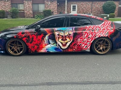 Bringen Sie Ihre Lieblingscharaktere aufs Blech mit anime auto